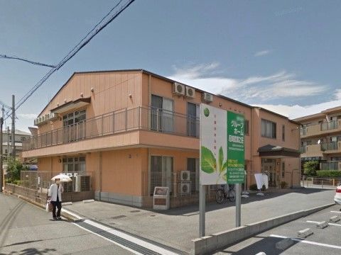 施設の周りには高い建物も少ないので、とても日当たりが良いのが特徴である。心地よい太陽の光が窓から差し込んでくる。
