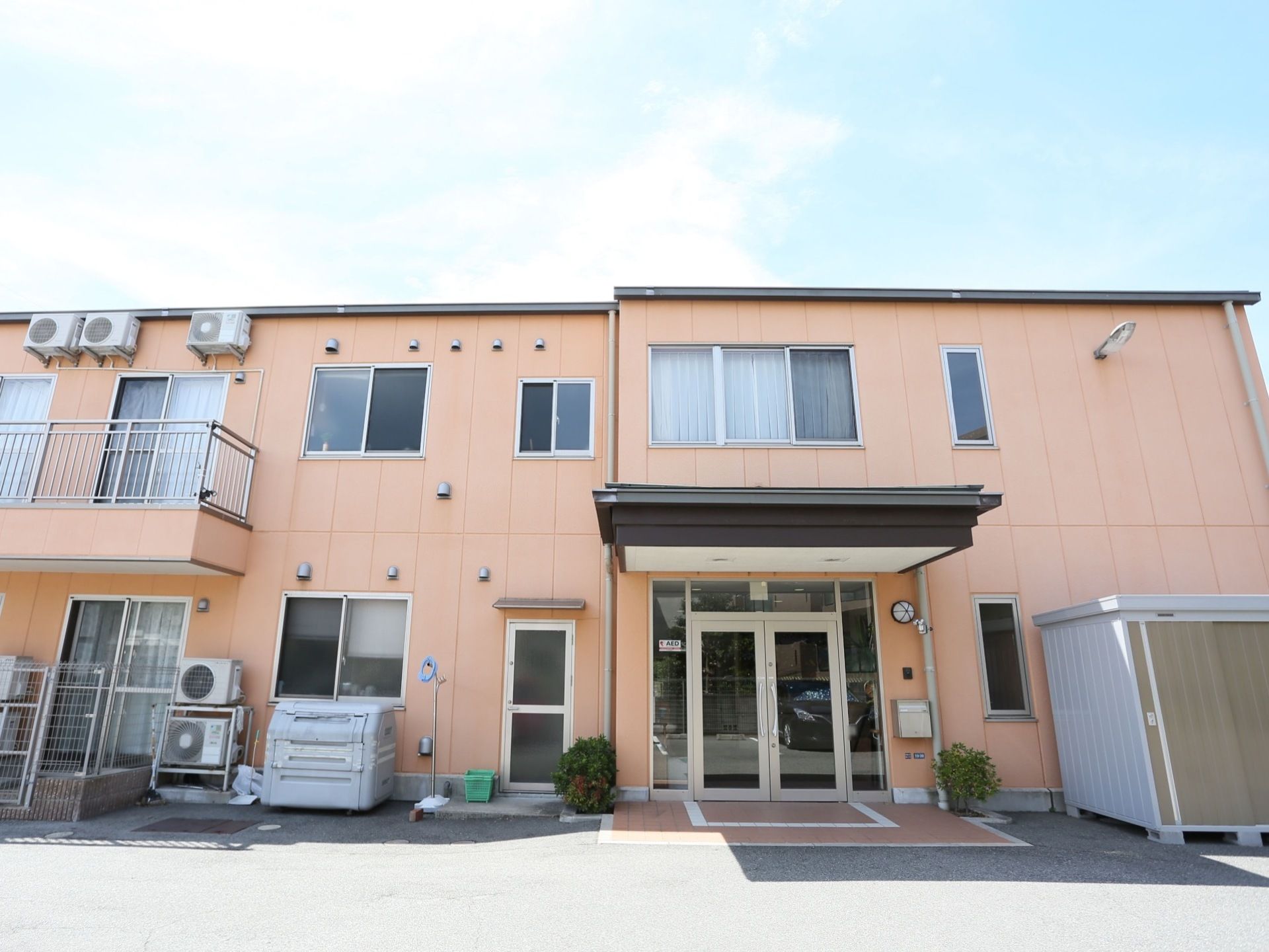 ２階建てのすっきりしたデザインである。入口には大きな屋根があり、雨よけになる。窓が随所に配置されている。