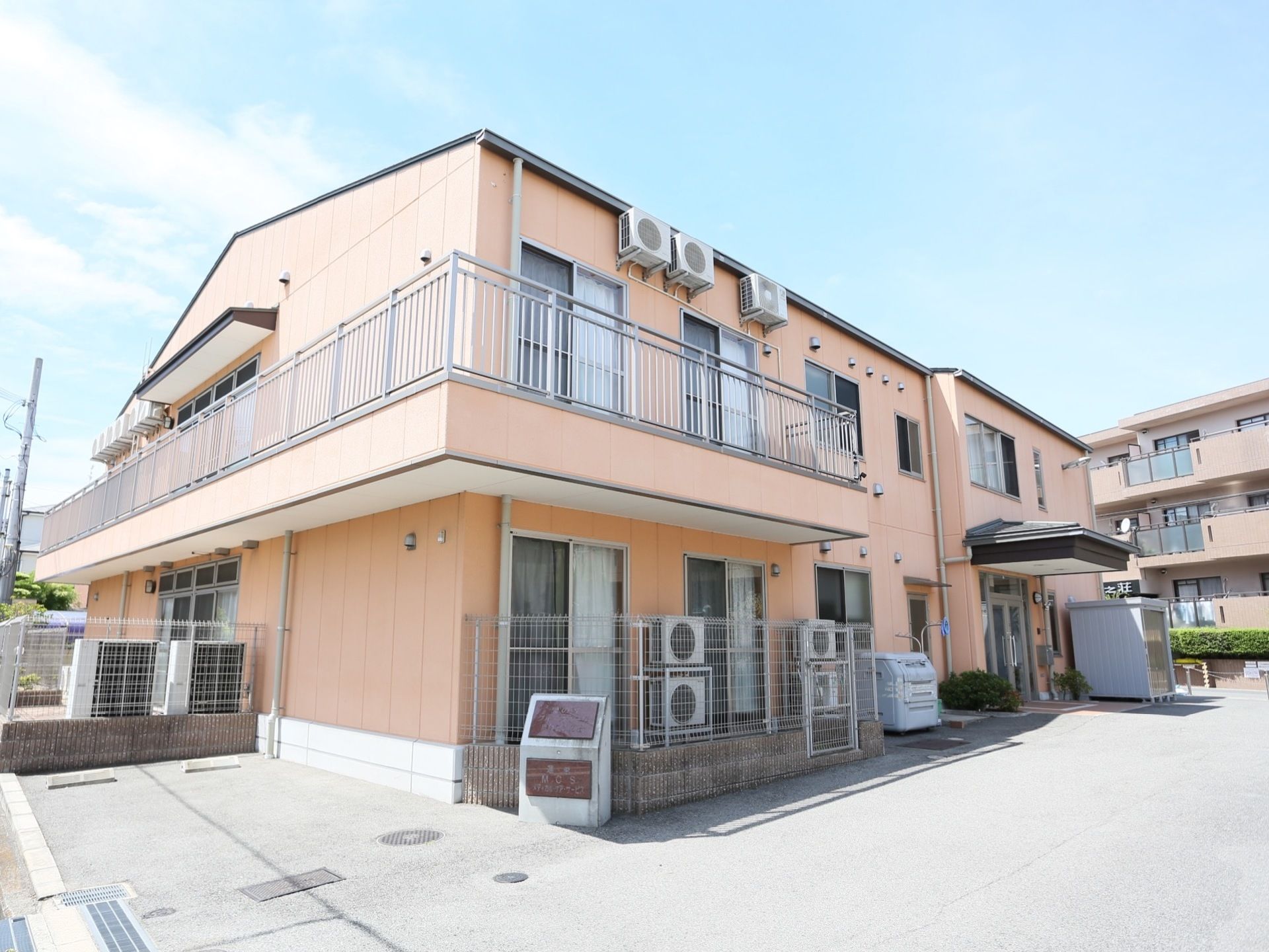 敷地内は広く、駐車場もたっぷり確保されている。まわりには大きく高い建物がないので空が広く、開放的である。