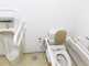 施設の清潔なトイレの様子