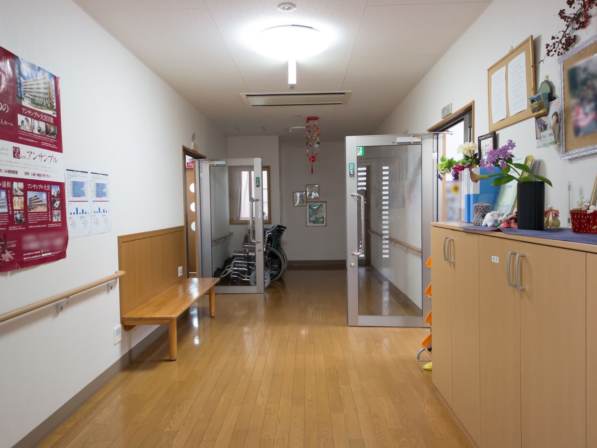 広々とした玄関は車椅子をご利用の方でも安心して出入り可能。清掃も行き届いており、気持ちよく使っていただける。