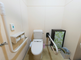 介護施設のトイレと洗面設備の部屋