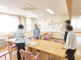 明るく広々とした介護施設の共有スペース