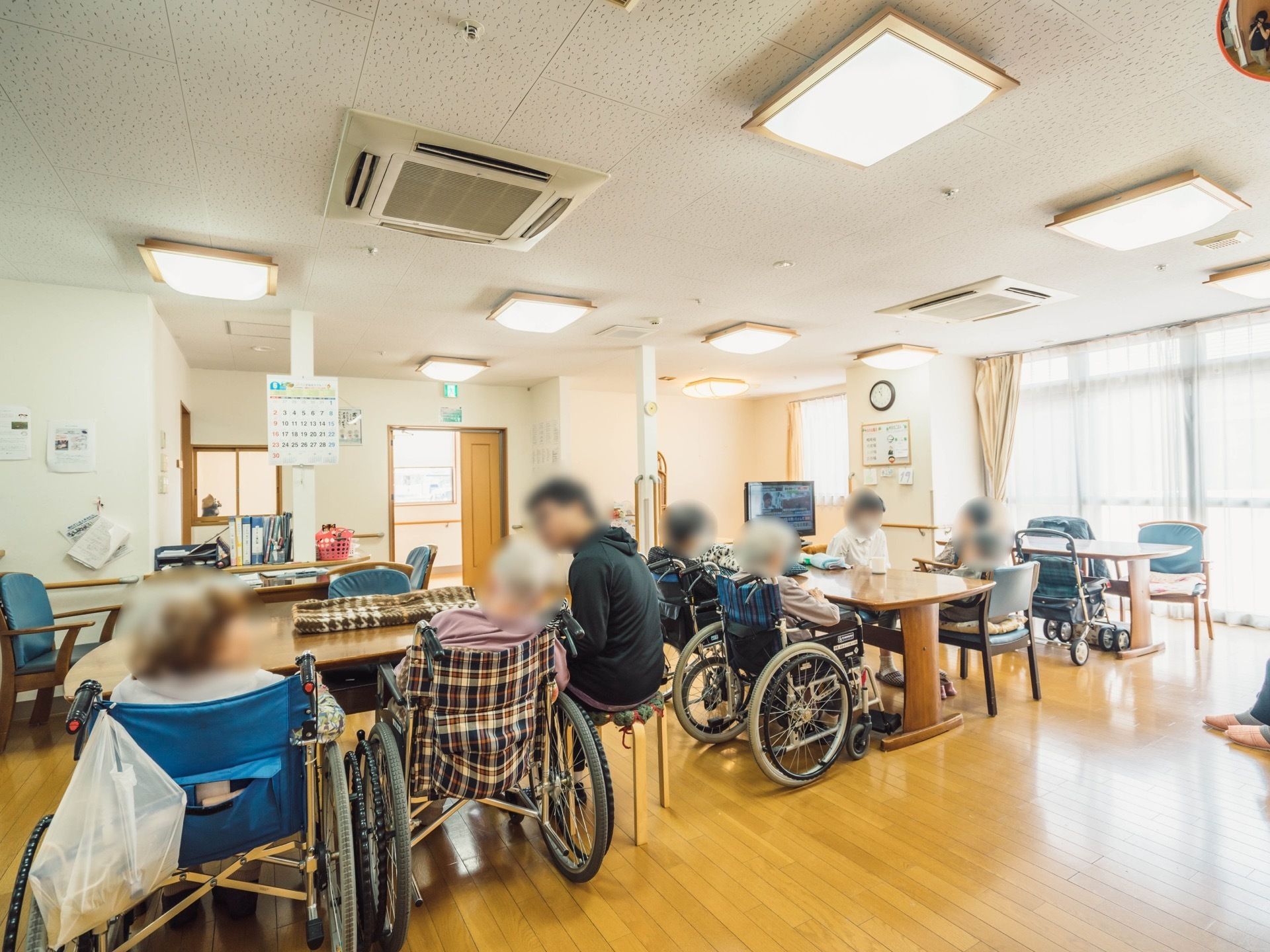 共有スペースには窓や照明が多く設置されている。手すりが随所に設けられており、安心して歩行することができる。