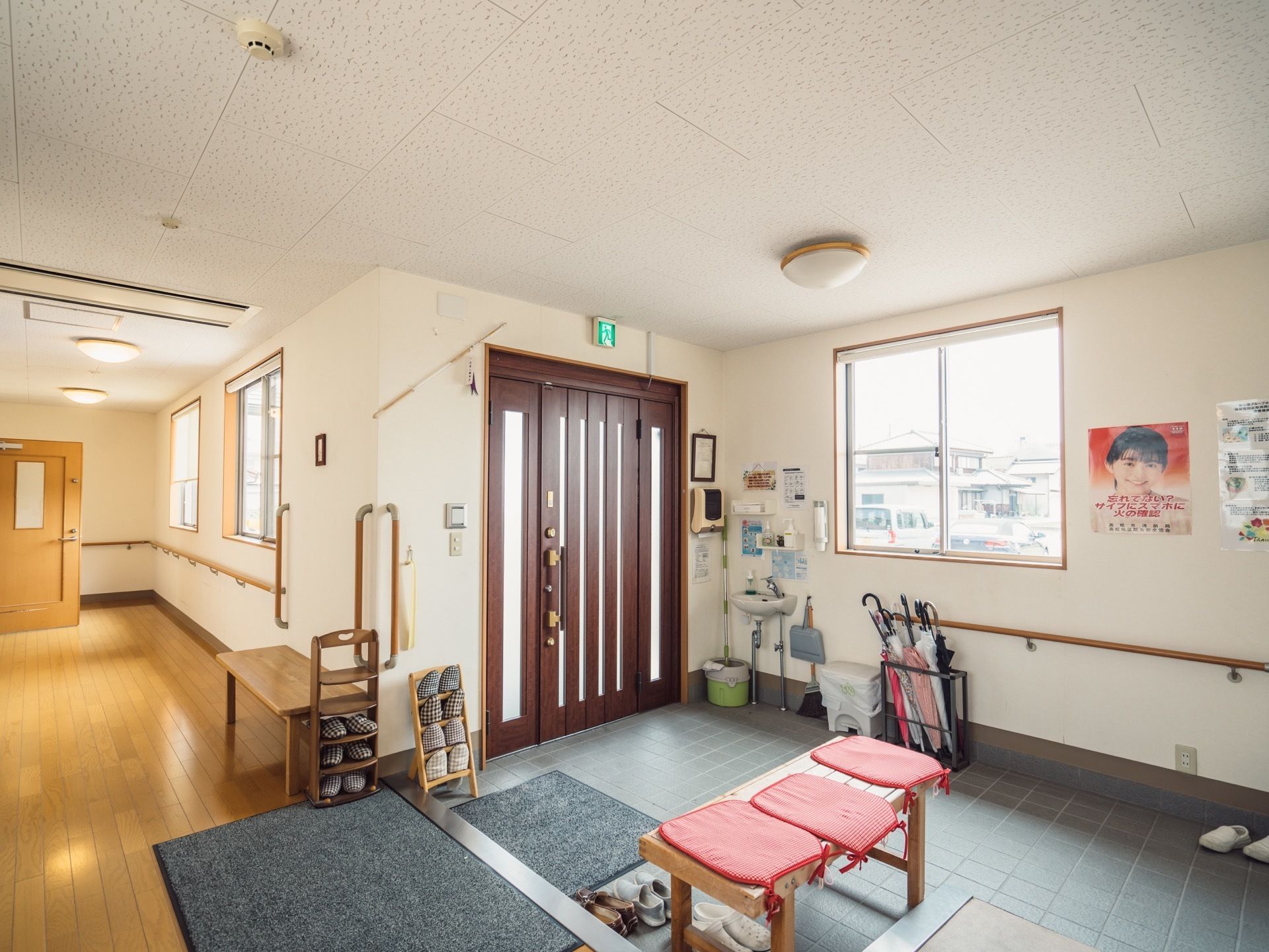 玄関は幅の広い茶色の引き戸タイプのドアである。腰掛けやスロープが用意されている。手洗い場も設置されている。