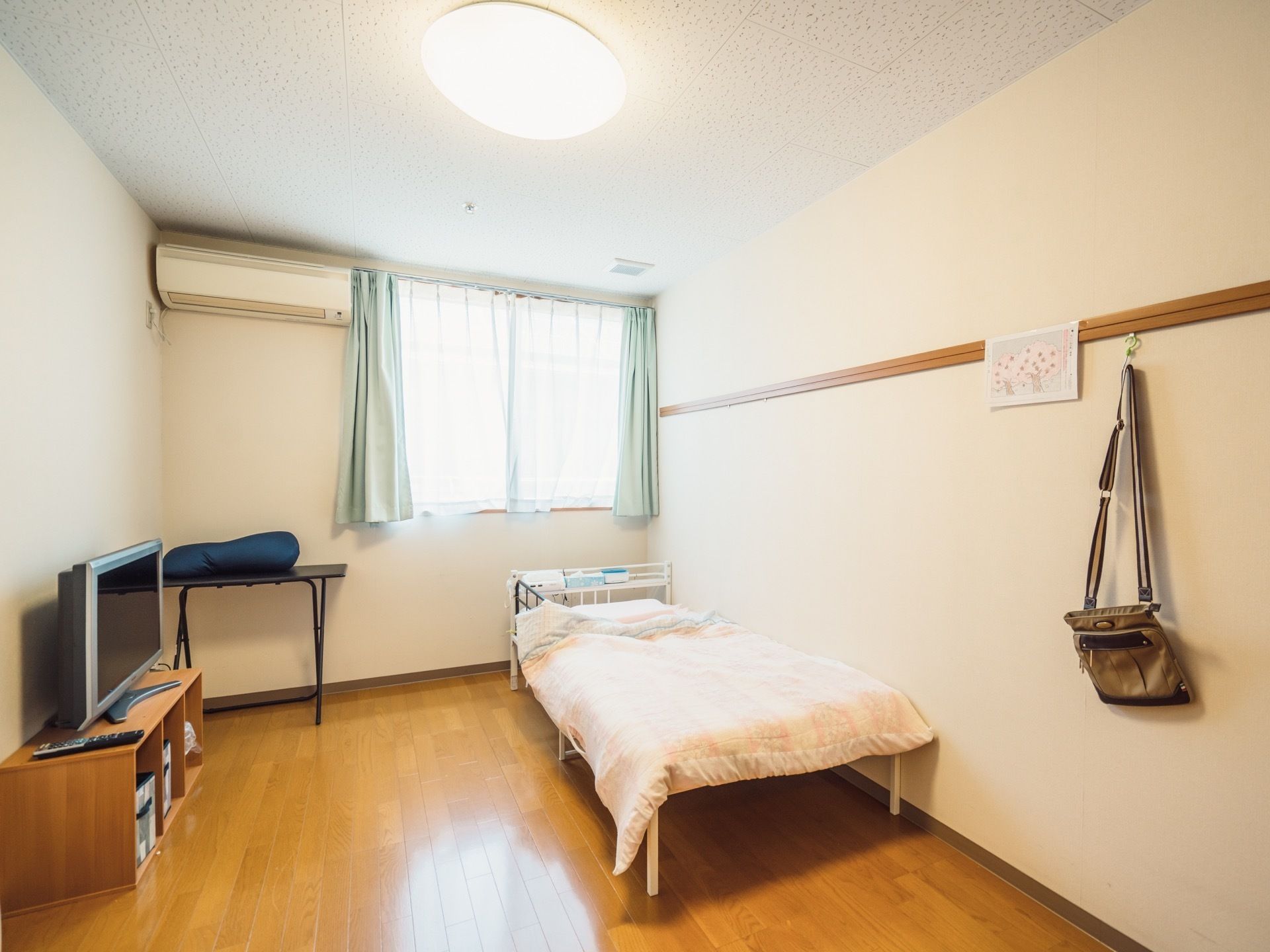居室の窓は大きく、日差しが室内にたっぷり入ってくる。テレビが置かれ、ベッドで横になりながら視聴することができる。