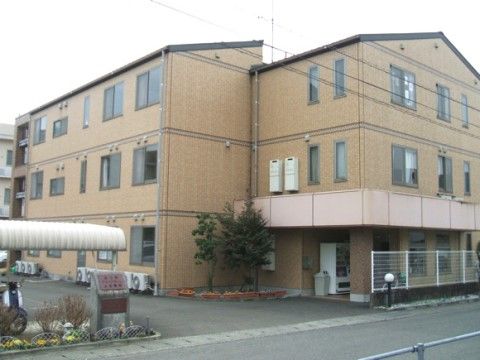 道路から敷地内の駐車スペースまでバリアフリー仕様であり、車椅子をご利用の方にも移動しやすい環境である。