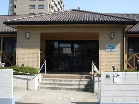 平屋建ての住まいは、施設を感じさせないおしゃれな外観となっている。緑が多い穏やかな環境で、お過ごしいただける。
