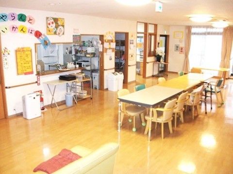 リビングの壁には、掲示物や展示物などを多く飾っている。アットホームな空間なので、賑やかで楽しい生活を送っていただける。