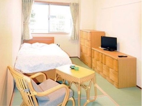 居室は広々としており、家具や家電をゆったりと配置していただける。窓からは、外の自然豊かな景色を眺められる。
