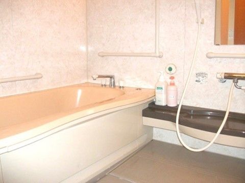 浴室には、ナースコールを設置している。また、安全に配慮して手すりを多く取り付けているので、安心して入浴していただける。