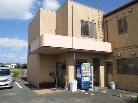 エントランスの外には自動販売機も設置しており、散歩からの帰りに利用するなど、気軽に使えるので便利である。