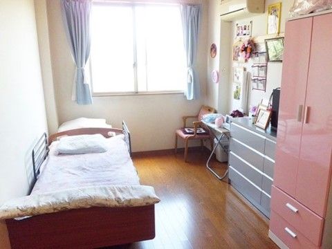 窓から明るい光が差し込むフローリングの居室である。くつろいで生活できるようお気に入りの家具を配置することができる。