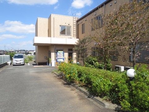 施設のすぐ前には駐車場があり、ご家族様との面会の際も利用でき便利である。緑も多くのどかな自然を満喫できる。