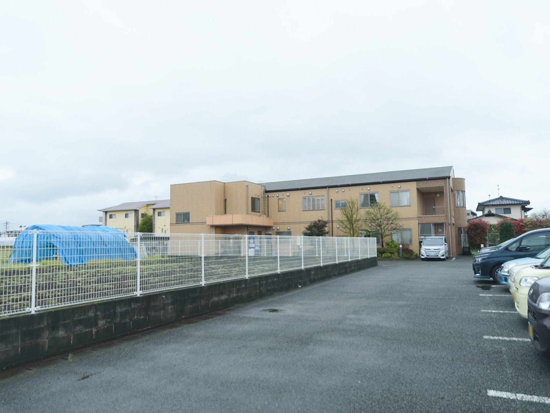 鉄骨造地上２階建ての施設である。建物の正面には畑が設けられており、右側に駐車スペースがある。エントランス脇には、花壇がある。