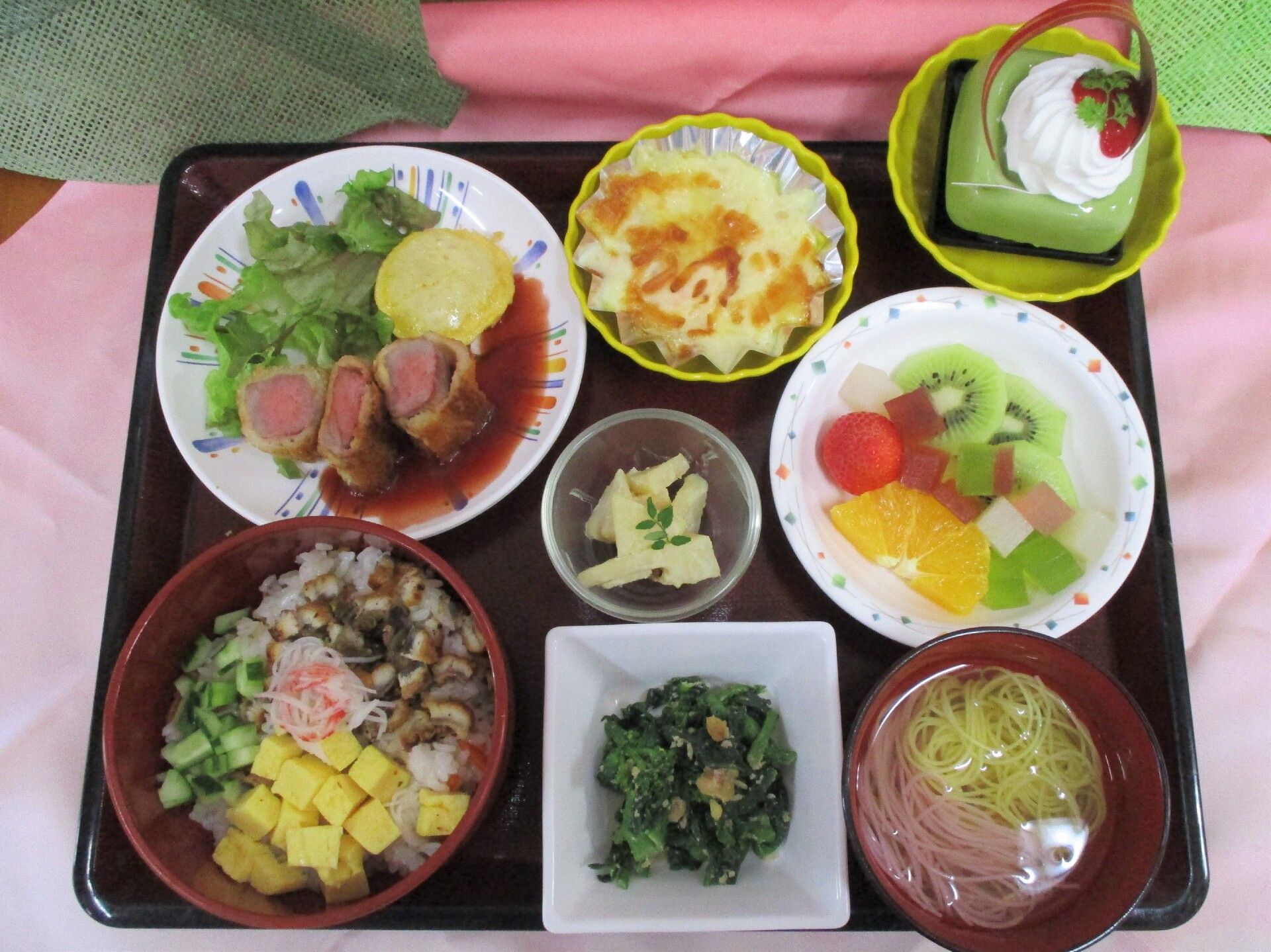 栄養バランスとともに色彩豊かな食事が並んでいるプレート