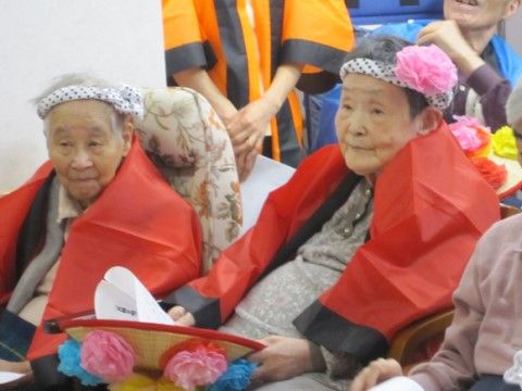 お揃いのはち巻きやはっぴを身に着けている入居者様たち