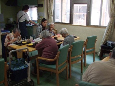 食堂に集まって一緒に食事を召し上がっている入居者様たち