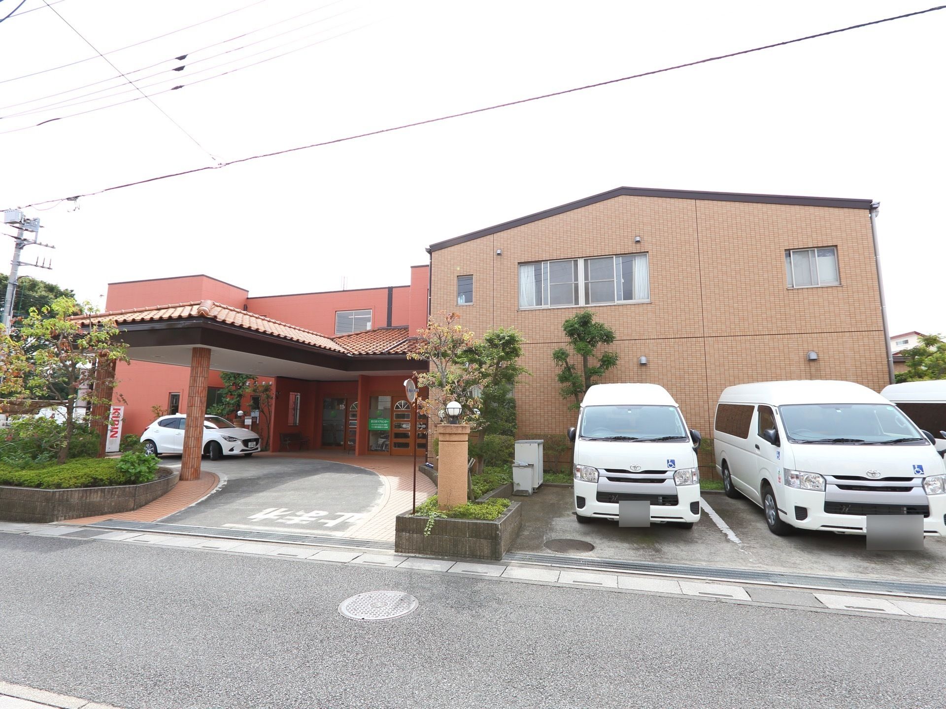 福祉車両がある。入口近くまで車で行くことができるので、身体への負担が少なく済む。2階建てとなっている。