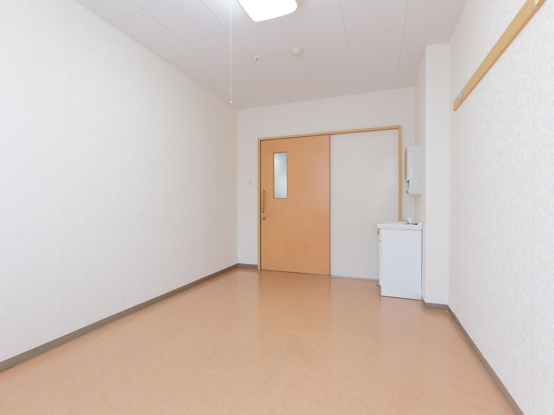 広い作りのお部屋となっている。洗面所が付いているので、とても便利に使用できる。照明にはスイッチ紐がある。
