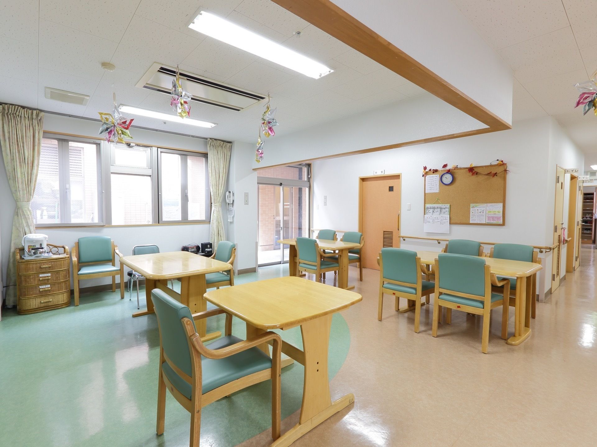 仕切りのない開放的な空間である。テーブルや椅子が置かれている。フラットな床となっており、移動がスムーズである。