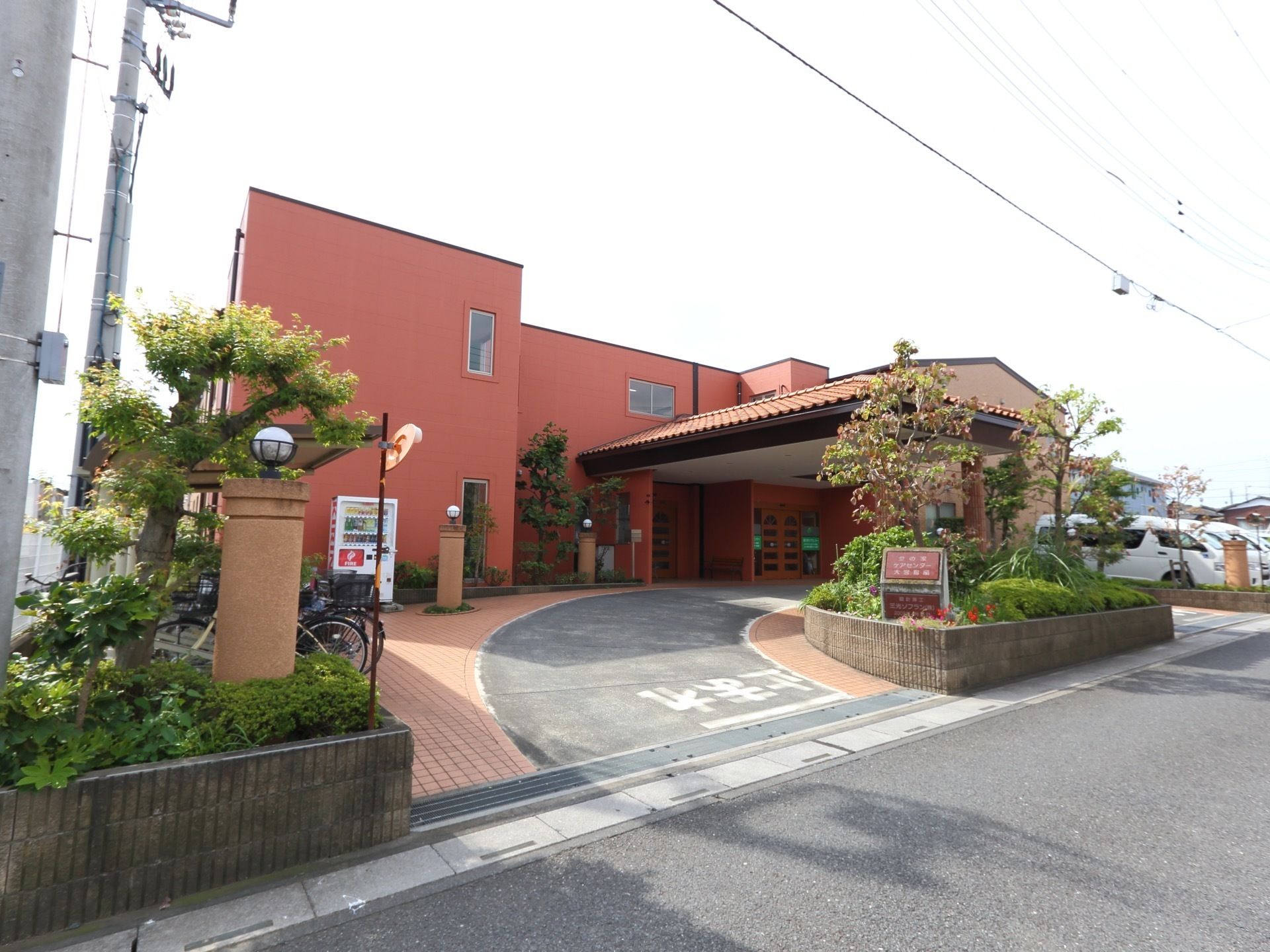 大きな屋根が特徴的な施設である。赤茶色の建物でとても目立つデザインとなっている。入口前まで車で行くことができるので利用しやすい。