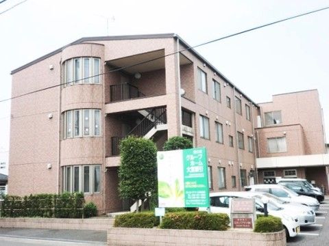 赤茶色の3階建ての施設で、敷地内には駐車スペースを備え付けている。施設周辺は生垣によって仕切られている。