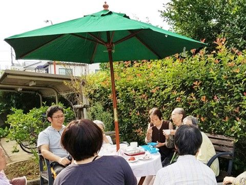敷地内にはパラソル付きの机とベンチを設置している。外でお茶を飲んだり日光浴を楽しんだりすることができる。