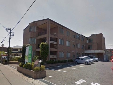 施設の敷地内に駐車スペースがある。駐車場内は段差がないように舗装されているので、車椅子をご利用の方も移動がしやすい。