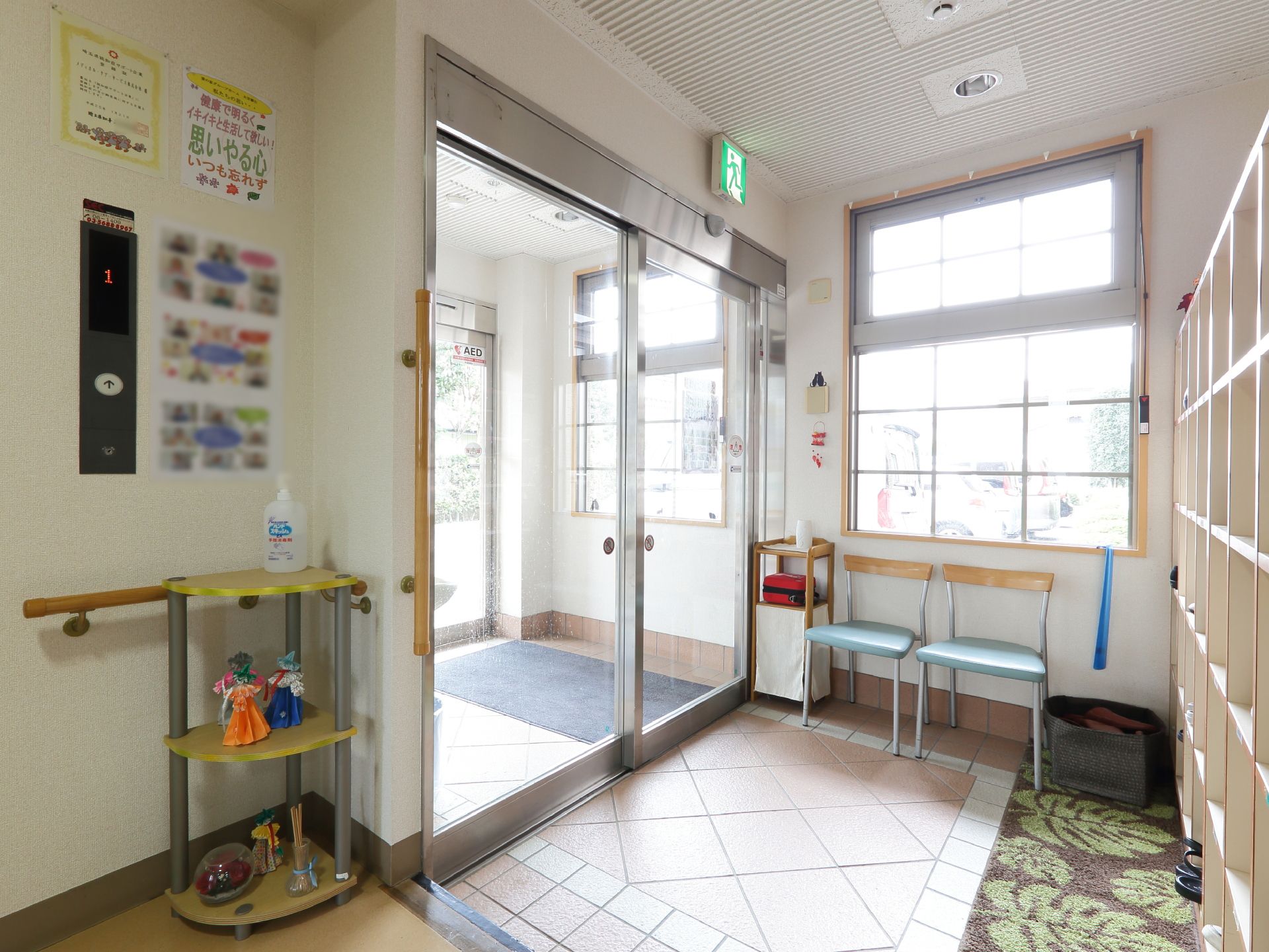 中ドアから入館すれば、上り口が設けられている。正面に靴箱があり、左側には大きな窓がある。傍に1人掛けの椅子が2脚置かれている。