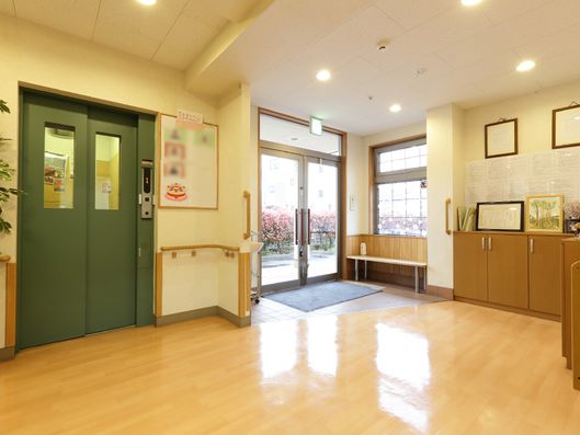 玄関とエレベーター