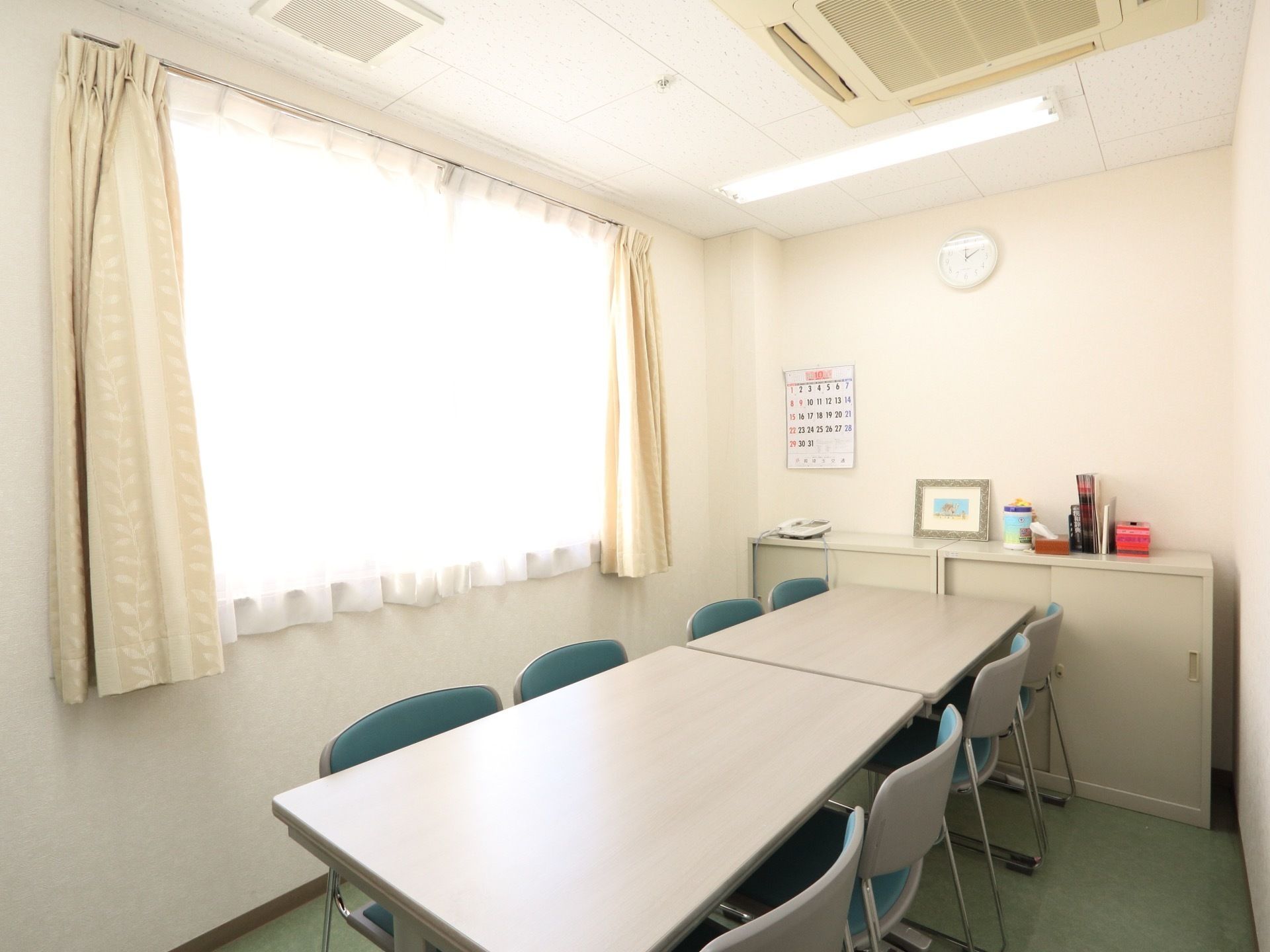 電話等が置かれている。テーブル、椅子が設置されている。エアコンが完備されている。仕切られた空間となっている。