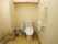 温水洗浄便座となっている。ナースコールがある。トイレの周りに手すりが付けられている。床はフラットとなっている。