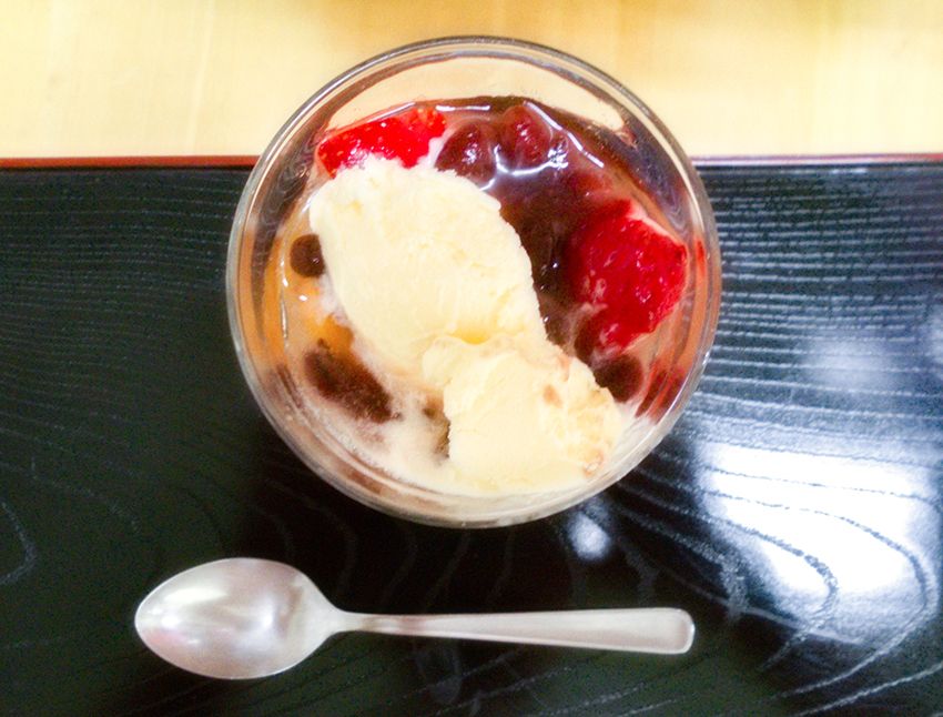 苺と小豆入りのバニラアイス