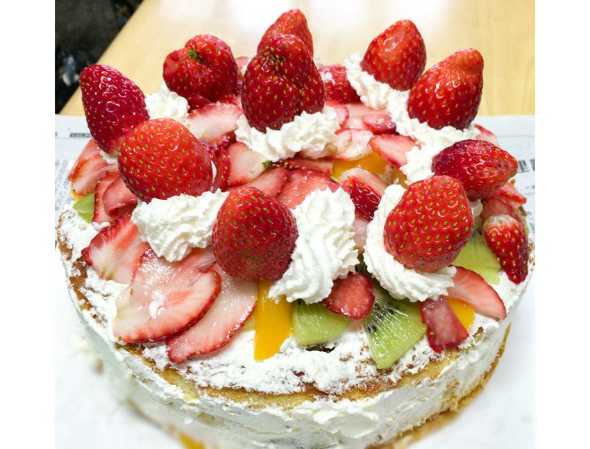 苺やキウイフルーツをたっぷりのせたホールケーキ