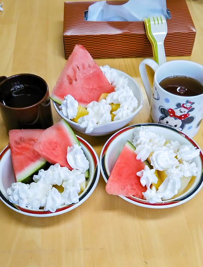 カットしたスイカと生クリームをのせたフルーツのデザート