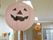 ハロウィンの提灯を飾っている。季節のイベントによって飾りを楽しむことができる。たくさんの種類を天井から吊るしている。