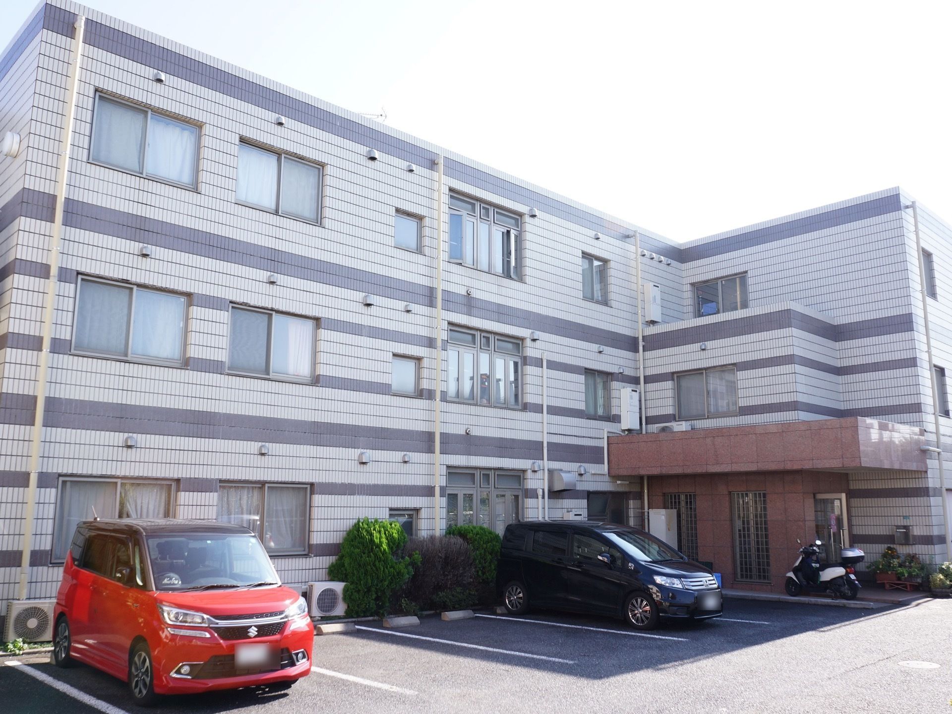 3階建ての広い建物である。窓がたくさんある施設となっている。駐車場が入口に近いのでとても便利である。