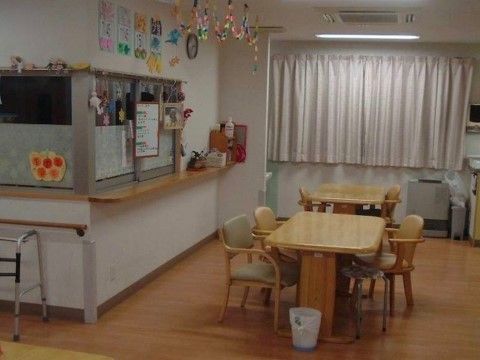 テーブル、椅子の置かれたリビングは家庭的な雰囲気である。キッチンは隣にあり、カウンターでつながっている。
