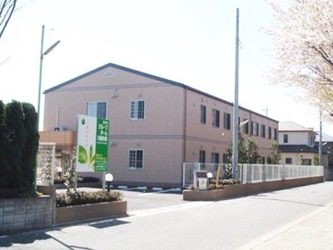 施設は２階建ての建物である。駐車場が建物前に設けられている。敷地出入口付近の植え込みには、大きな看板が設置されている。