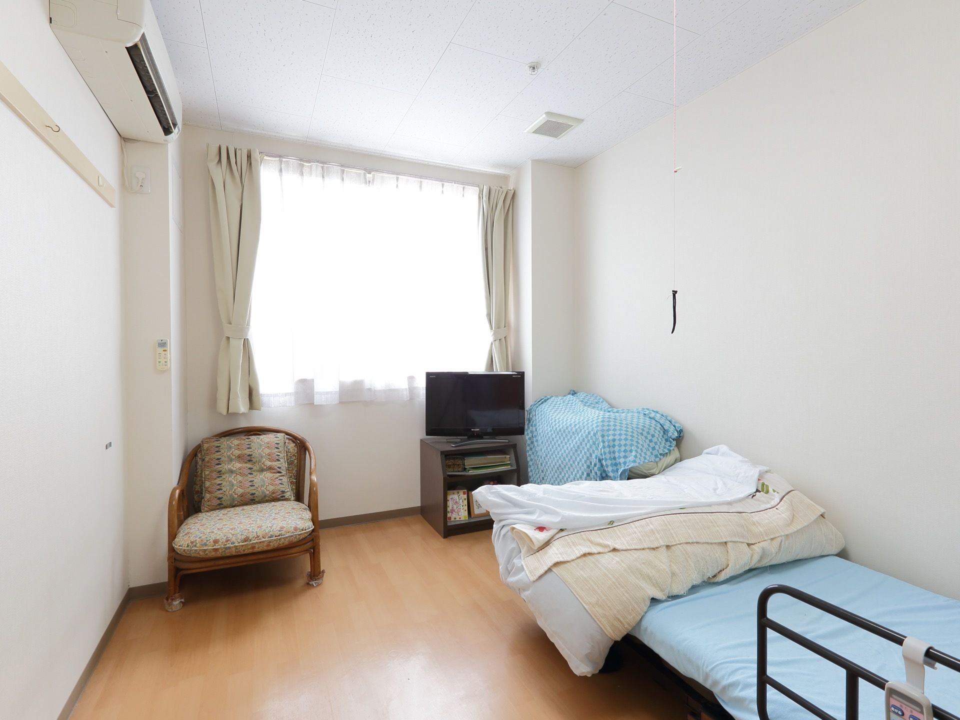 白を基調とした居室には、腰高窓があり明るい部屋である。冷暖房を完備し、一年じゅう快適に過ごすことができる。
