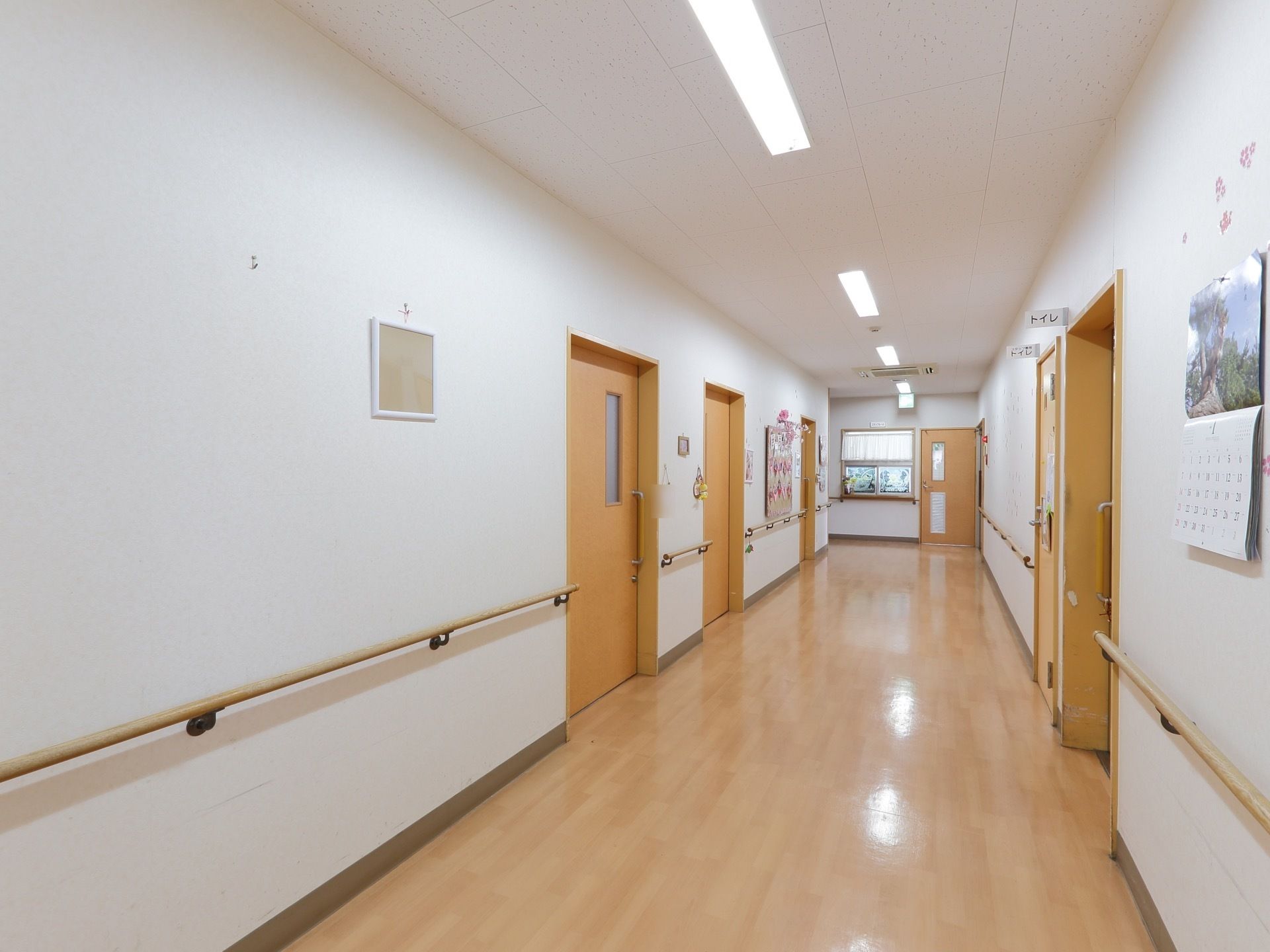 居室前の通路には手すりを設置し、歩行者が安全に移動することができる。居室の扉は引き戸になっており、車椅子での出入りもスムーズに行える。