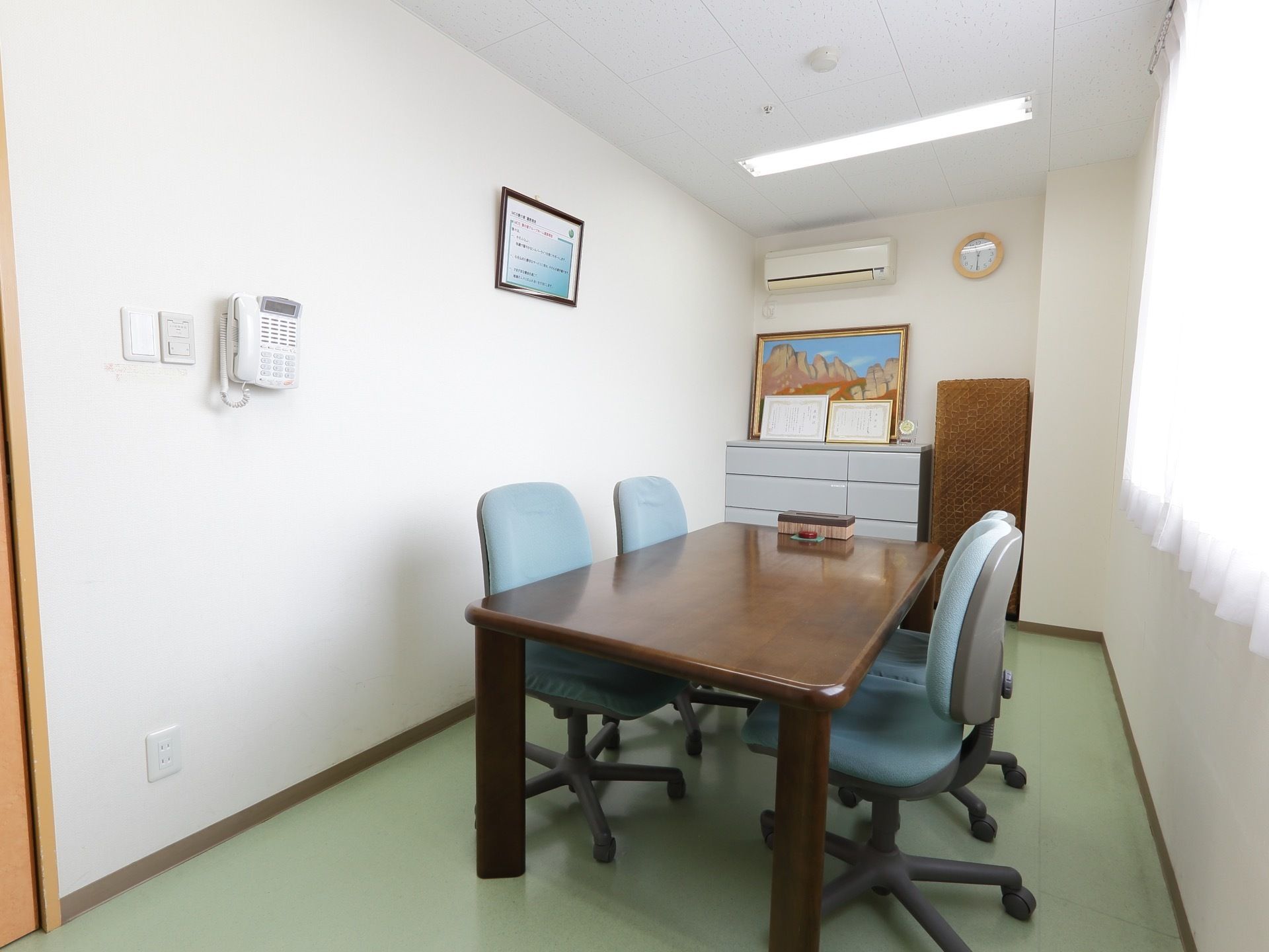 談話室には扉が閉まるため、落ち着いて生活面や健康面などを相談することができる。職員と話す場所を設けることで、安心して生活することができる。
