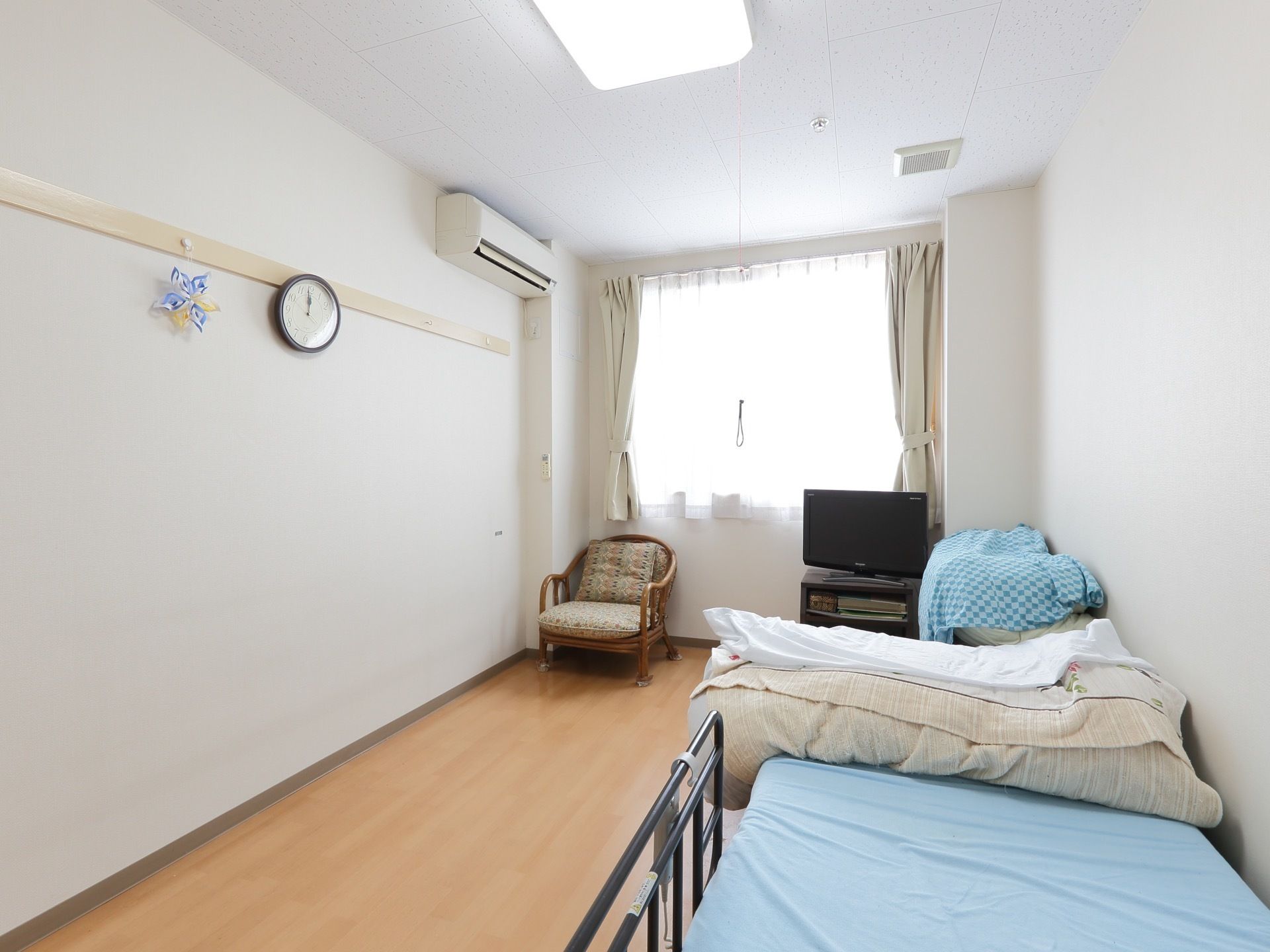 空調設備が整い、窓があり明るい居室である。一年を通して快適な室温の中、読書や趣味など楽しむことができる。