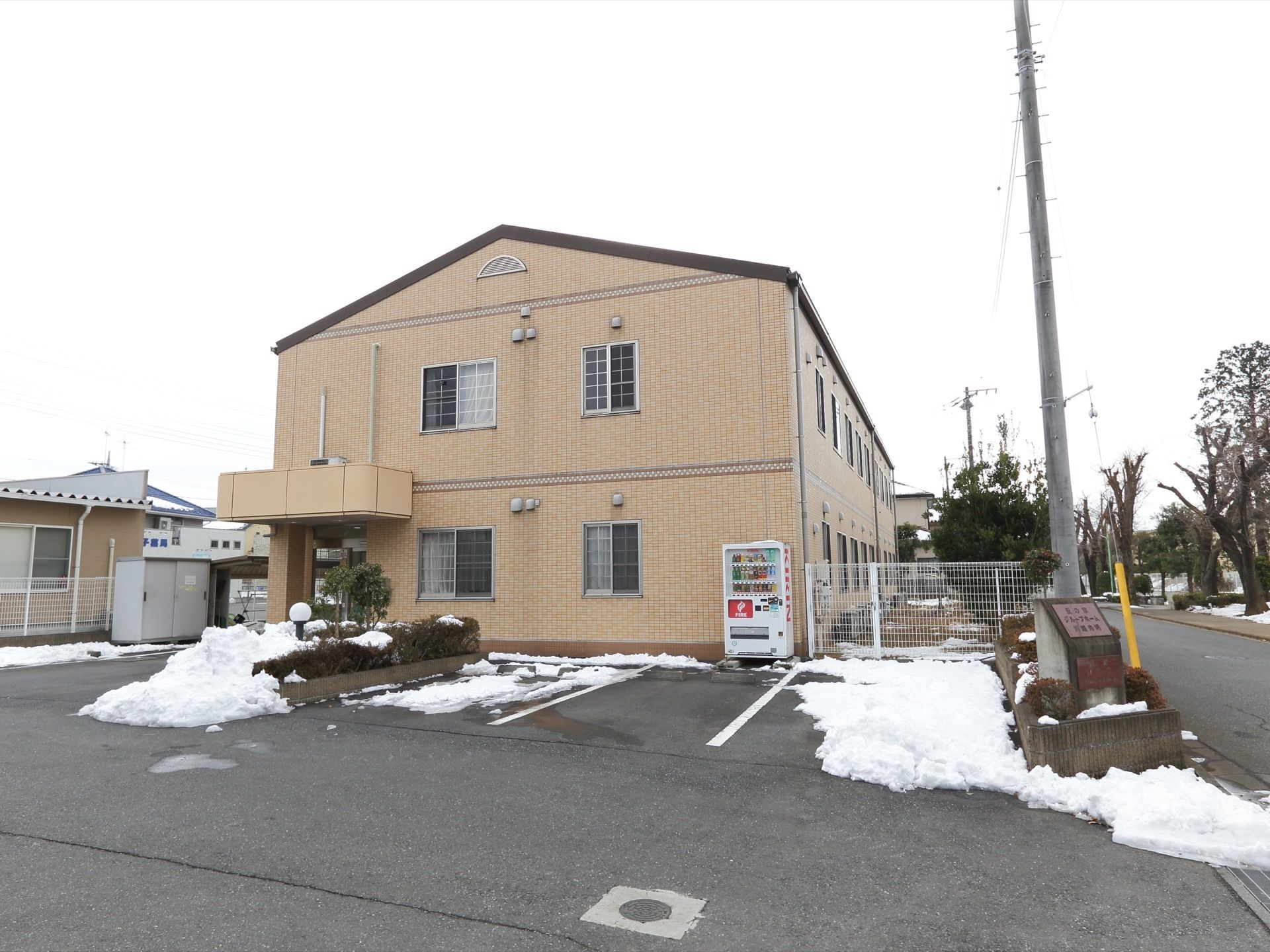 施設には駐車場を完備し、家族の来訪時に利用でき便利である。周辺は閑静な住宅街で、ゆったりとした環境の中、過ごすことができる。