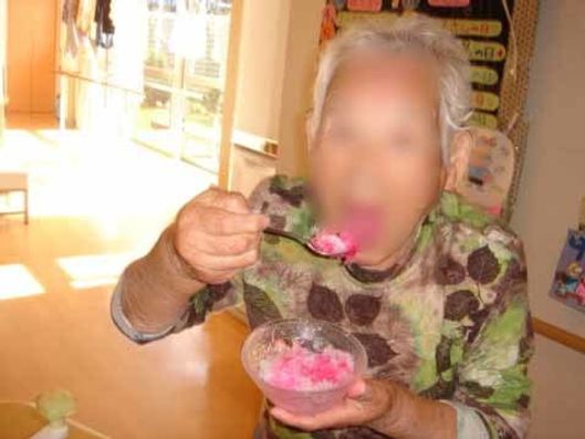 かき氷を食べる入居者様