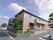 住宅街の中にある二階建ての施設。木が植えられており、明るい雰囲気である。施設の周りには柵があり、安全対策にも配慮がされている。