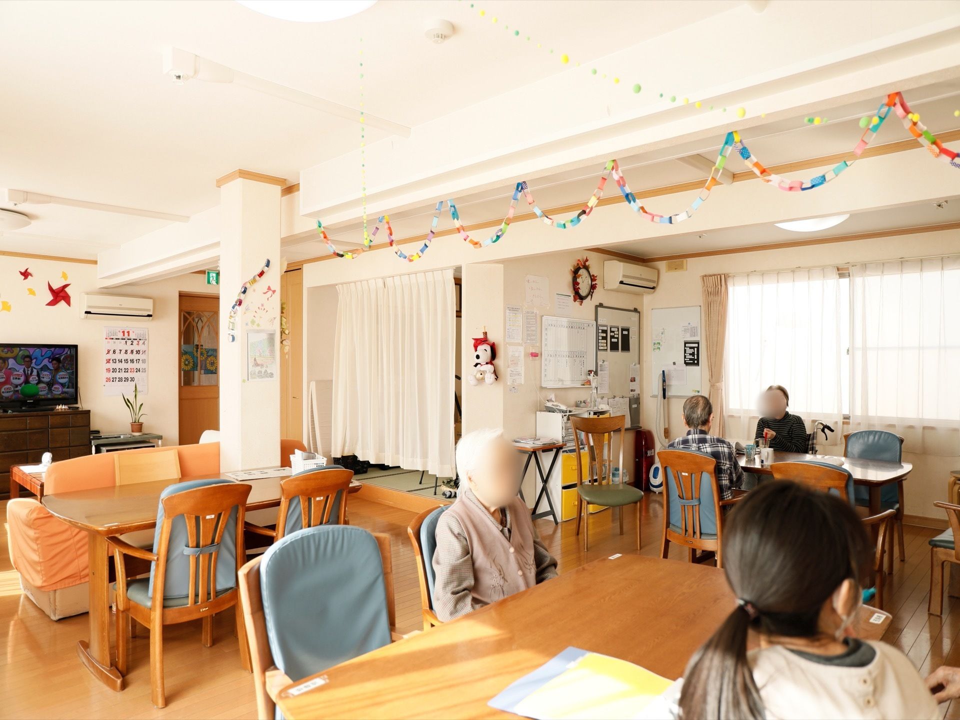 リビングルームには、テレビが設置してあり、入居者様が集まる空間である。スタッフも一緒に過ごしているので安心できる。