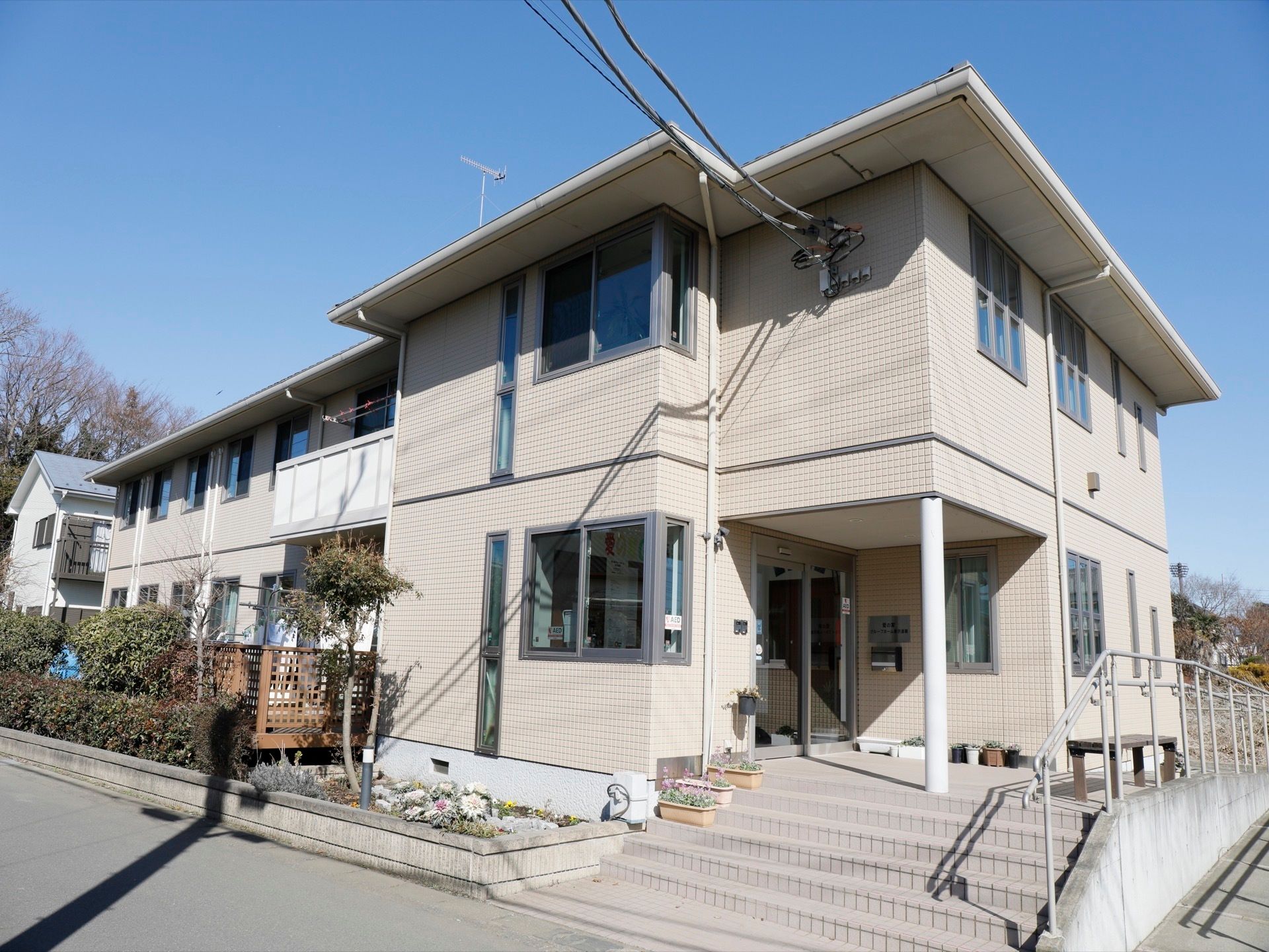 少し規模の大きな一般住宅のような外観をした施設。近くは閑静な住宅地が広がっている。近くの道路も生活道路で静かな環境になっている。