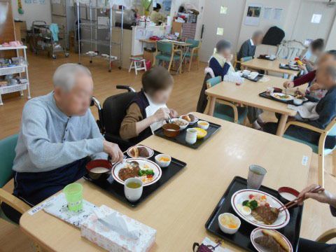 「愛の家グループホーム 高津野川」一緒に食事を楽しむホームの皆さん